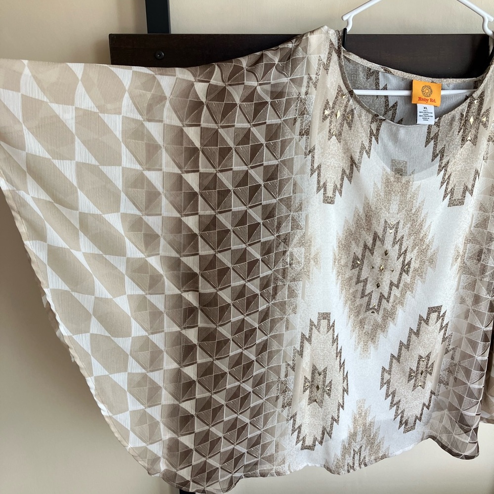Geometric Patterned Women's Top - Picture 3 of 5